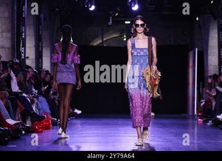 Paris, France. 27 septembre 2024. Des mannequins présentent les créations des collections Vivienne Tam printemps/été 2025 lors de la Fashion week à Paris, France, 27 septembre 2024. Crédit : Gao Jing/Xinhua/Alamy Live News Banque D'Images