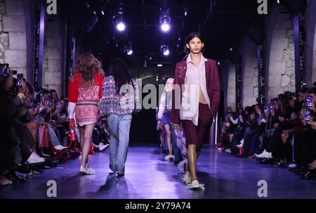 Paris, France. 27 septembre 2024. Des mannequins présentent les créations des collections Vivienne Tam printemps/été 2025 lors de la Fashion week à Paris, France, 27 septembre 2024. Crédit : Gao Jing/Xinhua/Alamy Live News Banque D'Images