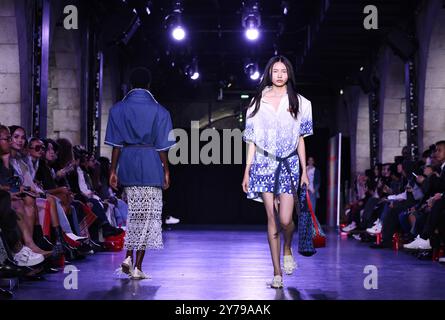 Paris, France. 27 septembre 2024. Des mannequins présentent les créations des collections Vivienne Tam printemps/été 2025 lors de la Fashion week à Paris, France, 27 septembre 2024. Crédit : Gao Jing/Xinhua/Alamy Live News Banque D'Images