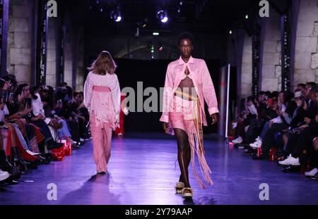 Paris, France. 27 septembre 2024. Des mannequins présentent les créations des collections Vivienne Tam printemps/été 2025 lors de la Fashion week à Paris, France, 27 septembre 2024. Crédit : Gao Jing/Xinhua/Alamy Live News Banque D'Images