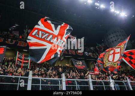 Milan, Italie. 27 septembre 2024. Les supporters de l'AC Milan ont vu lors de la Serie A 2024/25 un match de football entre l'AC Milan et l'US Lecce au stade San Siro. Scores finaux ; Milan 3 | 0 Lecce. (Photo de Fabrizio Carabelli/SOPA images/Sipa USA) crédit : Sipa USA/Alamy Live News Banque D'Images