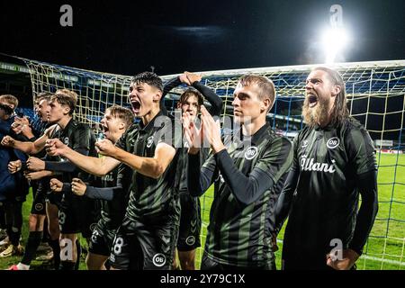 Kolding, Danemark. 28 septembre 2024. Les joueurs d'Odense BK vus en fête avec les fans après le match NordicBet Liga entre Kolding IF et Odense BK à Autocentralen Parke à Kolding. Banque D'Images