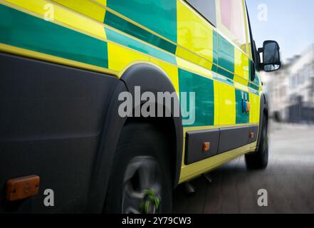 Ambulance - services d'urgence véhicules ambulanciers se rendant sur les lieux. Le transport médicalement équipé a précipité les patients avec des ambulanciers paramédicaux à l'hôpital Banque D'Images