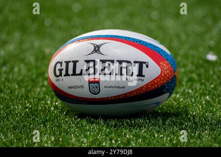 Galway, Irlande. 29 septembre 2024. Ballon officiel lors du match de la deuxième ronde du United Rugby Championship entre Connacht Rugby et Hollywoodbets Sharks au stade Dexcom de Galway, Irlande, le 28 septembre 2024 (photo par Andrew SURMA/ Credit : Sipa USA/Alamy Live News Banque D'Images