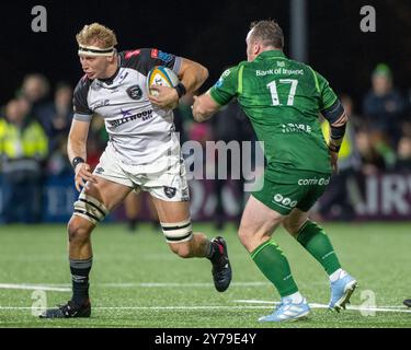 Galway, Irlande. 29 septembre 2024. Corne Rahl des Sharks court avec le ballon et Peter Dooley du Connacht entre Connacht Rugby et Hollywoodbets Sharks au stade Dexcom de Galway, Irlande le 28 septembre 2024 (photo par Andrew SURMA/ Credit : Sipa USA/Alamy Live News Banque D'Images