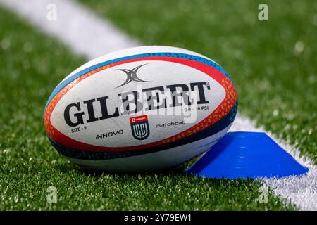 Galway, Irlande. 29 septembre 2024. Ballon officiel lors du match de la deuxième ronde du United Rugby Championship entre Connacht Rugby et Hollywoodbets Sharks au stade Dexcom de Galway, Irlande, le 28 septembre 2024 (photo par Andrew SURMA/ Credit : Sipa USA/Alamy Live News Banque D'Images