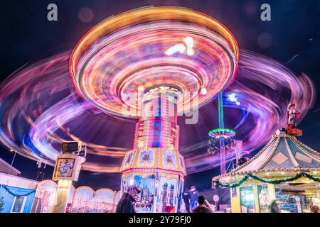 Kettenkarussel Wellenflug dreht sich abends im Wiesnhimmel, erzeugt magische Lichtspuren, Oktoberfest, München, septembre 2024 Deutschland, München, 28. Septembre 2024, das Kettenkarussell Wellenflug dreht sich abends im Wiesnhimmel, erzeugt magische Lichtspuren vor dunklem Abendhimmel, Langzeitbelichtung, Samstagabend, Wochenende, bayerisch, Oktoberfest 2024, Volksfest, Bayern, *** carrousel à chaînes Wellenflug tourne dans la soirée dans le ciel de Wiesn, crée des traces magiques de lumière, Oktoberfest, Munich, septembre 2024 Allemagne, Munich, le 28 septembre 2024, le carrousel à chaînes Wellenflug tourne en th Banque D'Images