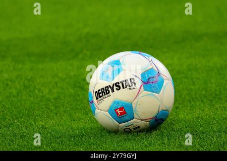 Muenchen, Allemagne. 28 septembre 2024. Derbystar Bundesliga Ball, Fussball, Spielball, FC Bayern Muenchen v. Bayer 04 Leverkusen, Fussball, Bundesliga, 5. Spieltag, saison 24/25, 28.09.2024, LA RÉGLEMENTATION DFL INTERDIT TOUTE UTILISATION DE PHOTOGRAPHIES COMME SÉQUENCES D'IMAGES, Foto : Eibner-Pressefoto/Jenni Maul crédit : dpa/Alamy Live News Banque D'Images