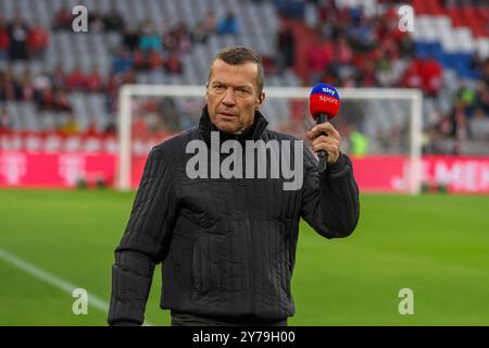 Muenchen, Allemagne. 28 septembre 2024. Lothar Matthaeus vor dem Spiel, mit Mikrofon in der Hand, FC Bayern Muenchen v. Bayer 04 Leverkusen, Fussball, Bundesliga, 5. Spieltag, saison 24/25, 28.09.2024, LA RÉGLEMENTATION DFL INTERDIT TOUTE UTILISATION DE PHOTOGRAPHIES COMME SÉQUENCES D'IMAGES, Foto : Eibner-Pressefoto/Jenni Maul crédit : dpa/Alamy Live News Banque D'Images