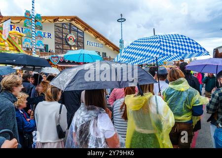 Wiesnbummel im Regen, Wiesnbesucher mit Schirm und Regenponcho am Samstagabend, Oktoberfest, München, septembre 2024 Deutschland, München, 28. septembre 2024, Wiesnbummel im Regen, Wiesnbesucher mit Schirm und Regenponcho am Samstagabend auf der Theresienwiese unterwegs, viele Besucher am Samstagabend, zweites Wiesn-Wochenende, Wochenende, Regenwetter, bayerisch, Oktoberfest 2024, Volksfest, Bayern, *** Wiesnbummel sous la pluie, Wiesn visiteurs avec parapluie et poncho de pluie le samedi soir, Oktoberfest, Munich, septembre 2024 Allemagne, Munich, 28 septembre 2024, Wiesnbummel sous la pluie, Wies Banque D'Images