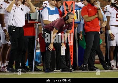 28 septembre 2024 : Mike Norvell, entraîneur-chef des Seminoles de Floride, regarde pendant un match entre les Seminoles de Floride et les Mustangs méthodistes du Sud au Gerald J. Ford Stadium de Dallas, Texas. Freddie Beckwith/CSM Banque D'Images