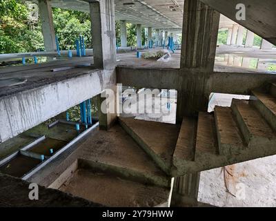 Un ensemble d'escaliers bien construit avec des éléments en béton Banque D'Images