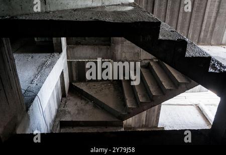 Un ensemble d'escaliers bien construit avec des éléments en béton Banque D'Images