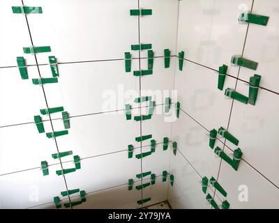 Tuile dans un petit espace mesurant et marquant une tuile. Banque D'Images