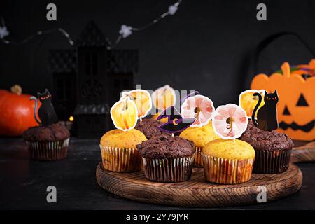 Cupcakes et friandises festifs d'Halloween décorés d'autocollants amusants. Muffins d'Halloween. Muffins au chocolat Banque D'Images