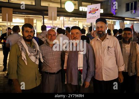 Gaziantep, Turkiye. 19 août 2024. Une bannière avec le logo Burger King lors d'une manifestation devant le café Starbucks à Gaziantep, dans le sud de Turkiye. Les manifestants ont soulevé des images des enfants de Gaza, tout en appelant au boycott des entreprises qui soutiennent Israël, y compris Starbucks et Burger King Banque D'Images