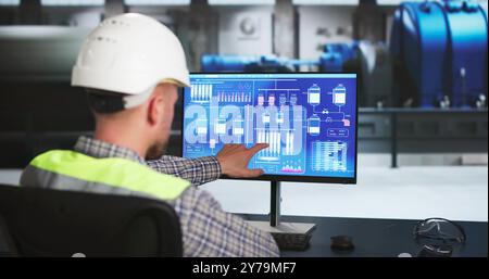 Homme travaillant dans la production d'électricité de centrale électrique Banque D'Images