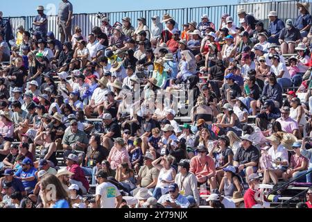 San Diego, États-Unis. 28 septembre 2024. Les gens regardent le spectacle aérien au MCAS Miramar. Le MCAS Miramar Airshow, l'un des plus grands spectacles aériens militaires aux États-Unis, captive le public ce week-end avec des spectacles aériens palpitants. Présentant une gamme spectaculaire d'avions militaires, le spectacle met en valeur les compétences de vol de précision des Blue Angels de la marine américaine, ainsi que les performances des Warbirds vintage et des jets modernes. Crédit : SOPA images Limited/Alamy Live News Banque D'Images