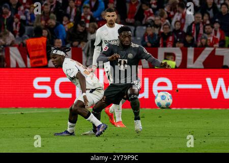 KAMPF um den Ball / Zweikampf zwischen Jeremie Frimpong (Bayer 04 Leverkusen, #30) und Alphonso Davies (FC Bayern Muenchen, #19). GER, FC Bayern Muenchen gegen Bayer 04 Leverkusen, Fussball, Bundesliga, 5. Spieltag, Spielzeit 2024/2025, 28.09.2024. (LA RÉGLEMENTATION DFB DU DFL INTERDIT TOUTE UTILISATION DE PHOTOGRAPHIES COMME SÉQUENCES D'IMAGES ET/OU QUASI-VIDÉO). Foto : Eibner-Pressefoto/Heike Feiner Banque D'Images