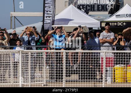 San Diego, États-Unis. 28 septembre 2024. Les gens regardent le spectacle aérien au MCAS Miramar. Le MCAS Miramar Airshow, l'un des plus grands spectacles aériens militaires aux États-Unis, captive le public ce week-end avec des spectacles aériens palpitants. Présentant une gamme spectaculaire d'avions militaires, le spectacle met en valeur les compétences de vol de précision des Blue Angels de la marine américaine, ainsi que les performances des Warbirds vintage et des jets modernes. (Photo de Michael Ho Wai Lee/SOPA images/Sipa USA) crédit : Sipa USA/Alamy Live News Banque D'Images