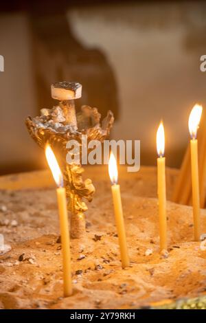 prière ou bougie votive et chandelier d'autel ornemental dans une église, bougie de prière religieuse, liturgique, bougies votives, prière, lumière de dieu Banque D'Images