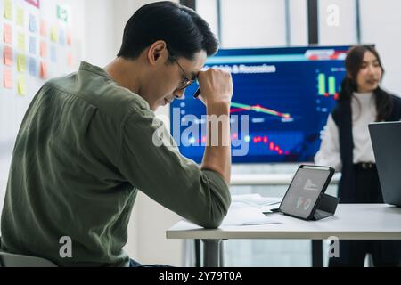 équipe des finances obtenir le stress lors de l'analyse des données de crise économique et les impacts de la récession lors d'une réunion dans un bureau Banque D'Images