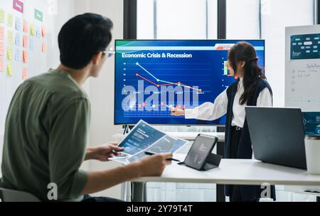 équipe des finances obtenir le stress lors de l'analyse des données de crise économique et les impacts de la récession lors d'une réunion dans un bureau Banque D'Images