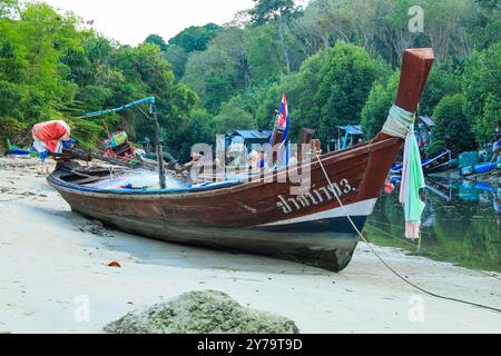 30 janvier 2020, Phuket, Thaïlande : bateaux à Patong Beach Phuket Thaïlande belle plage de sable blanc eaux bleu clair et turquoise et beau ciel bleu Banque D'Images