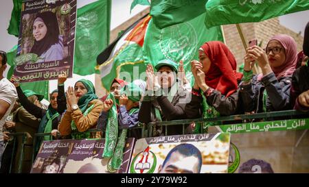 Les étudiants de l'Université Birzeit à Ramallah participent aux élections du conseil étudiant de l'Université. Le résultat final a donné au bloc islamique Al Wafaa 24 sièges, au bloc martyr Yasser Arafat 23 sièges, et au Polonais progressiste démocrate 4 sièges sur un total de 51 sièges. Le bloc de l'unité étudiante n'a pu obtenir aucun siège. Les élections ont eu lieu peu de temps après le débat étudiant annuel de l'Université Birzeit le 8 mai, qui s'est concentré sur les questions et affaires politiques, sociales et étudiantes Banque D'Images