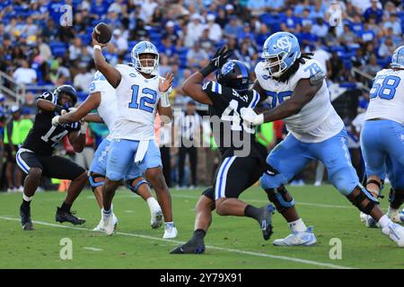 28 septembre 2024 : North Carolina Tar suit le quarterback Jacolby Criswell (12 ans) passe le ballon sous la pression de l'équipe défensive de Duke Blue Devils Ryan Banque D'Images