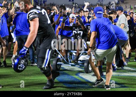 Le 28 septembre 2024 : L'équipe défensive de Duke Blue Devils Wesley Williams (97) est tirée sur le chariot Victory Bell par le monteur de ligne offensif Justin Pickett (77) d Banque D'Images