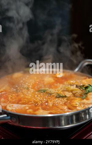 Hot pot coréen, Ramyeon et Tteokbokki dans la soupe Kimchi avec légumes et viande Banque D'Images