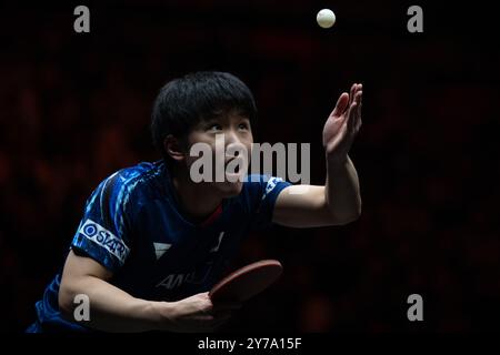 Pékin, Chine. 29 septembre 2024. Harimoto Tomokazu sert lors du match de 1er tour masculin entre Harimoto Tomokazu du Japon et Wong Chun Ting du Hong Kong chinois au World Tennis de table (WTT) China Smash 2024 à Pékin, en Chine, le 29 septembre 2024. Crédit : Xiao Yijiu/Xinhua/Alamy Live News Banque D'Images