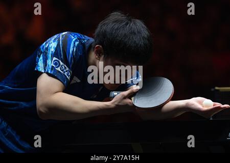 Pékin, Chine. 29 septembre 2024. Harimoto Tomokazu sert lors du match de 1er tour masculin entre Harimoto Tomokazu du Japon et Wong Chun Ting du Hong Kong chinois au World Tennis de table (WTT) China Smash 2024 à Pékin, en Chine, le 29 septembre 2024. Crédit : Xiao Yijiu/Xinhua/Alamy Live News Banque D'Images