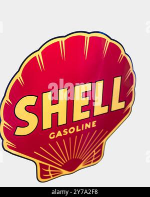 Royal Dutch Shell station signalétique, symbole Shell signe en gros plan, logo de la marque Shell, compagnie pétrolière et gazière isolée sur fond blanc, mondiale Banque D'Images