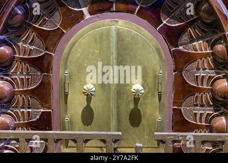 Porte de foyer d'un vieux poêle dans lequel du bois de chauffage a été placé. Banque D'Images
