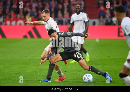 Munich, Allemagne. 28 septembre 2024. Florian WIRTZ (Bayer Leverkusen), action, duels contre Jamal MUSIALA (FC Bayern Munich), soccer 1ère saison Bundesliga 2024/2025, 5ème journée, matchday05 FC Bayern Munich - Bayer 04 Leverkusen 1-1 le 28 septembre 2024, ALLIANZAREN A ? Crédit : dpa/Alamy Live News Banque D'Images