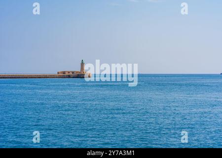 Phare sur le brise-lames Elmo à Valletta Grand Harbour, Malte. Banque D'Images