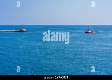 Valletta Grand Harbour avec phare sur la brise-lames Elmo, Malte. Banque D'Images