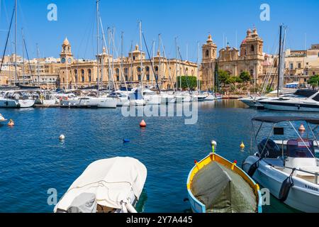 VALLETTA, MALTE - 04 SEPTEMBRE 2024 : bateaux et yachts amarrent dans le port dans les trois villes. La zone connue sous le nom de il-Cottonera se compose de Birgu (Vitt Banque D'Images