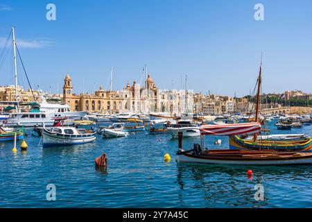 VALLETTA, MALTE - 04 SEPTEMBRE 2024 : bateaux et yachts amarrent dans le port dans les trois villes. La zone connue sous le nom de il-Cottonera se compose de Birgu (Vitt Banque D'Images