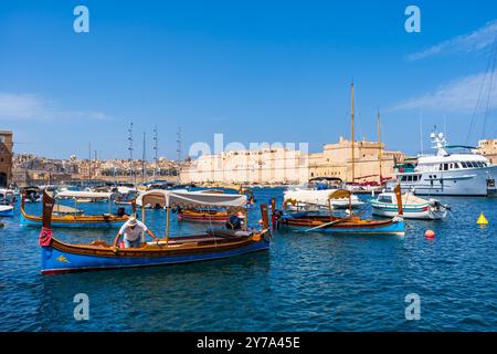 VALLETTA, MALTE - 04 SEPTEMBRE 2024 : bateaux et yachts amarrent dans le port dans les trois villes. La zone connue sous le nom de il-Cottonera se compose de Birgu (Vitt Banque D'Images