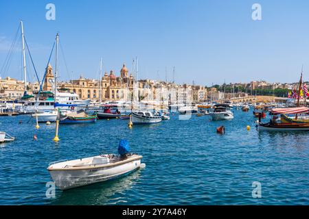 VALLETTA, MALTE - 04 SEPTEMBRE 2024 : bateaux et yachts amarrent dans le port dans les trois villes. La zone connue sous le nom de il-Cottonera se compose de Birgu (Vitt Banque D'Images