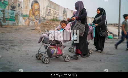 Les Palestiniens traversent le poste de contrôle militaire de Qalandia près de la ville de Ramallah en Cisjordanie pour assister à la prière du deuxième vendredi du mois de jeûne sacré du Ramadan dans la mosquée Al-Aqsa de Jérusalem. Qalandia est le principal poste de contrôle entre la Cisjordanie et Jérusalem et est utilisé par l'armée israélienne pour contrôler l'accès palestinien à Jérusalem-est et Israël Banque D'Images