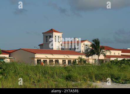SURFSIDE, FLORIDE, États-Unis-21 AOÛT 2009 : depuis le moment où il a ouvert ses portes pour la première fois le réveillon du nouvel an 1930, le Surf Club de Miami a accueilli l'histoire. Banque D'Images