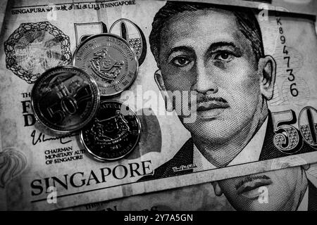 Singapour, Singapour. 29 septembre 2024. Une illustration photo de la devise Singapour Dollar (SGD S$) pour les nouvelles des affaires et des marchés financiers. Le dollar de Singapour (SGD) est une devise majeure en Asie du Sud-est, reconnue pour son économie mondialisée, sa stabilité et son solide soutien économique. L’Autorité monétaire de Singapour (MAS) réglemente la monnaie, assurant sa résilience face aux fluctuations du marché financier mondial. Connue pour son secteur bancaire dynamique, Singapour sert de plaque tournante financière, attirant les investissements et favorisant le commerce international en concurrence avec Hong Kong et Tokyo. eco Banque D'Images