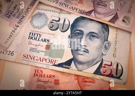 Singapour, Singapour. 29 septembre 2024. Une illustration photo de la devise Singapour Dollar (SGD S$) pour les nouvelles des affaires et des marchés financiers. Le dollar de Singapour (SGD) est une devise majeure en Asie du Sud-est, reconnue pour son économie mondialisée, sa stabilité et son solide soutien économique. L’Autorité monétaire de Singapour (MAS) réglemente la monnaie, assurant sa résilience face aux fluctuations du marché financier mondial. Connue pour son secteur bancaire dynamique, Singapour sert de plaque tournante financière, attirant les investissements et favorisant le commerce international en concurrence avec Hong Kong et Tokyo. eco Banque D'Images