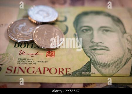 Singapour, Singapour. 29 septembre 2024. Une illustration photo de la devise Singapour Dollar (SGD S$) pour les nouvelles des affaires et des marchés financiers. Le dollar de Singapour (SGD) est une devise majeure en Asie du Sud-est, reconnue pour son économie mondialisée, sa stabilité et son solide soutien économique. L’Autorité monétaire de Singapour (MAS) réglemente la monnaie, assurant sa résilience face aux fluctuations du marché financier mondial. Connue pour son secteur bancaire dynamique, Singapour sert de plaque tournante financière, attirant les investissements et favorisant le commerce international en concurrence avec Hong Kong et Tokyo. eco Banque D'Images