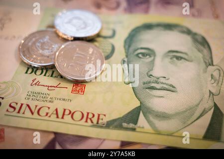 Singapour, Singapour. 29 septembre 2024. Une illustration photo de la devise Singapour Dollar (SGD S$) pour les nouvelles des affaires et des marchés financiers. Le dollar de Singapour (SGD) est une devise majeure en Asie du Sud-est, reconnue pour son économie mondialisée, sa stabilité et son solide soutien économique. L’Autorité monétaire de Singapour (MAS) réglemente la monnaie, assurant sa résilience face aux fluctuations du marché financier mondial. Connue pour son secteur bancaire dynamique, Singapour sert de plaque tournante financière, attirant les investissements et favorisant le commerce international en concurrence avec Hong Kong et Tokyo. eco Banque D'Images