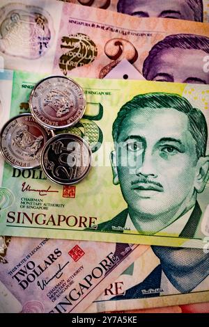 Singapour, Singapour. 29 septembre 2024. Une illustration photo de la devise Singapour Dollar (SGD S$) pour les nouvelles des affaires et des marchés financiers. Le dollar de Singapour (SGD) est une devise majeure en Asie du Sud-est, reconnue pour son économie mondialisée, sa stabilité et son solide soutien économique. L’Autorité monétaire de Singapour (MAS) réglemente la monnaie, assurant sa résilience face aux fluctuations du marché financier mondial. Connue pour son secteur bancaire dynamique, Singapour sert de plaque tournante financière, attirant les investissements et favorisant le commerce international en concurrence avec Hong Kong et Tokyo. eco Banque D'Images